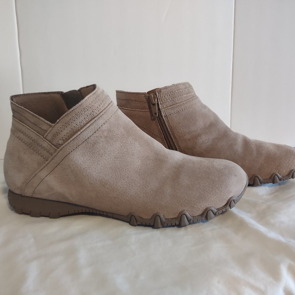 SKECHERS WOMEN'S BIKERS ZIP-UP ANKLE BOOTIE TAUPE 8.5